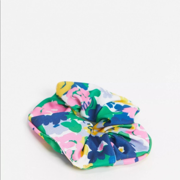 Selling brand new, still in packaging scrunchie and claw hair clip together. - Picture 2 of 6